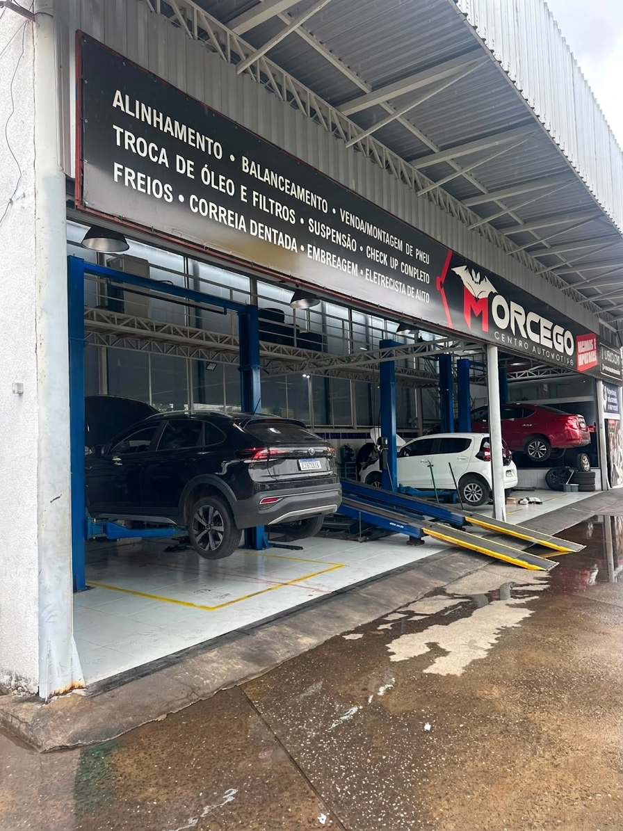 Fachada da oficina Morcego com veículos em atendimento