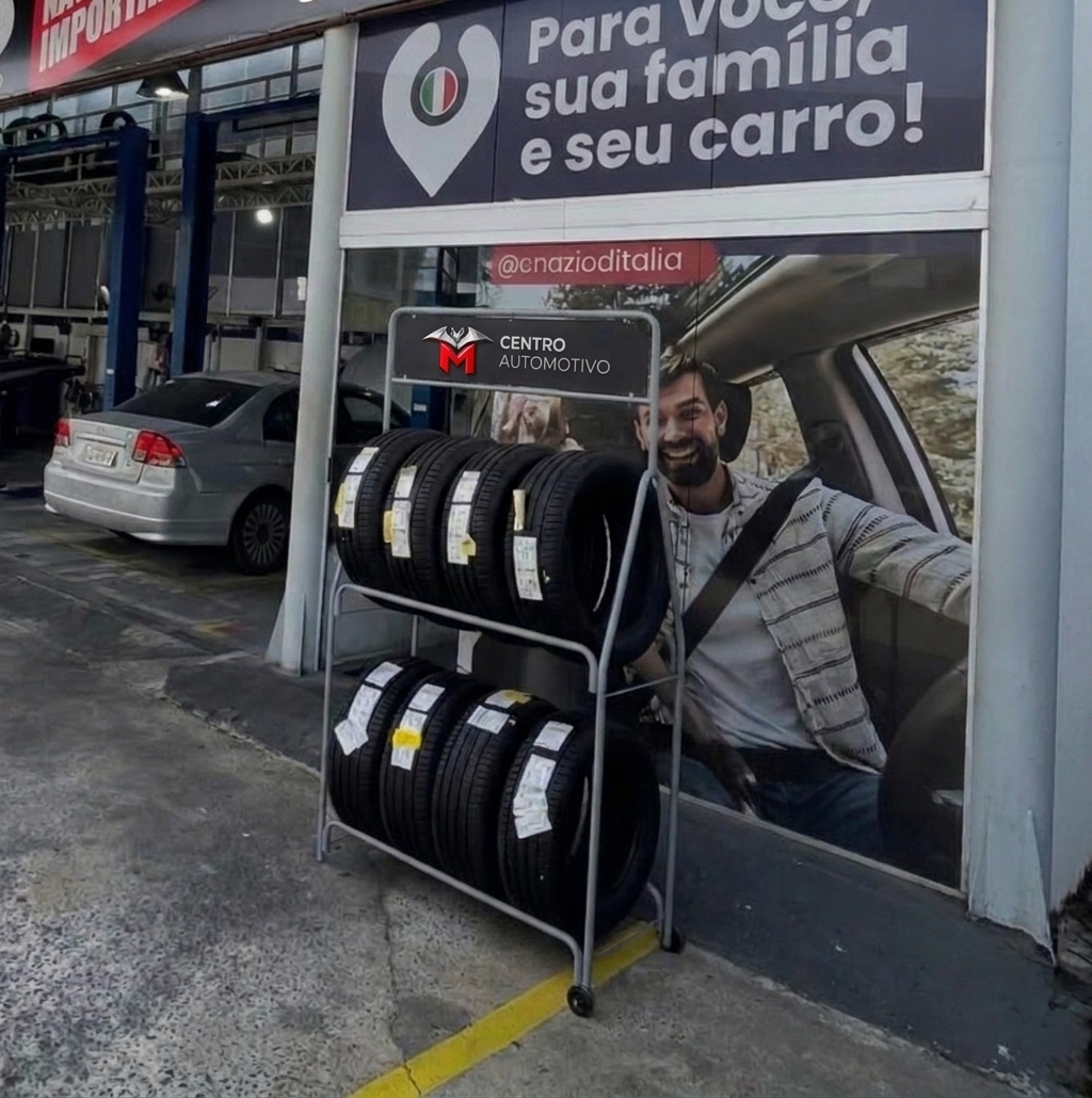 Expositor de pneus na entrada da oficina Morcego